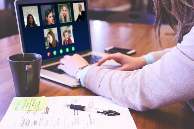 Online uygulamalar üzerinden bayram görüşmelerinizi yapabilirsiniz.