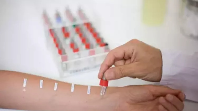 Antibiyotik alerjisinin doğru bir şekilde tanımlanması için çocuk doktorları genellikle ayrıntılı hasta geçmişi alımı, cilt testleri ve kan testleri gibi adımları izliyor. 