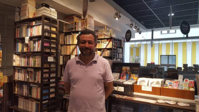 Tolga Gürocak, Kapalıçarşı’nın yanında bulunan Sahaflar Çarşısı’nın modern halini kurmaya çalıştığını anlatıyor.