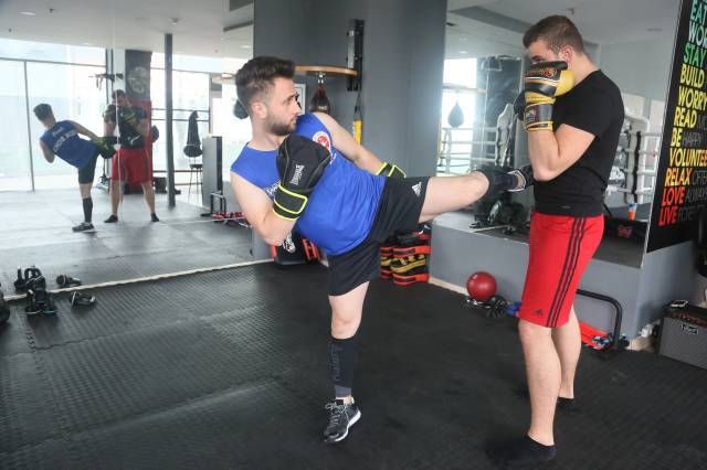 Karın bölgesine kick boks hamlesiyle tekme.|Fotoğraf: Cenk Ertekin