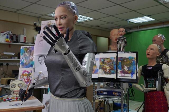 En ünlü insansı robotlardan Sophia, sanata da meraklı.