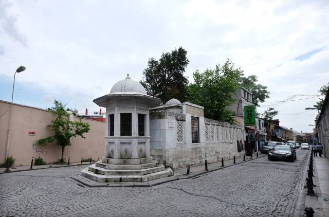 Mütevazı görünümüyle Süleymaniye’deki Mimar Sinan türbesi.