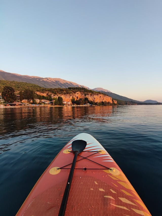 kano ile gezebileceğiniz ve berrak sularında yüzebileceğiniz Ohrid Gölü, Avrupa’nın en eski ve en derin göllerinden biri.