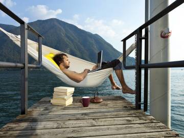 Digital Nomads versus White Collars in the Information Age 