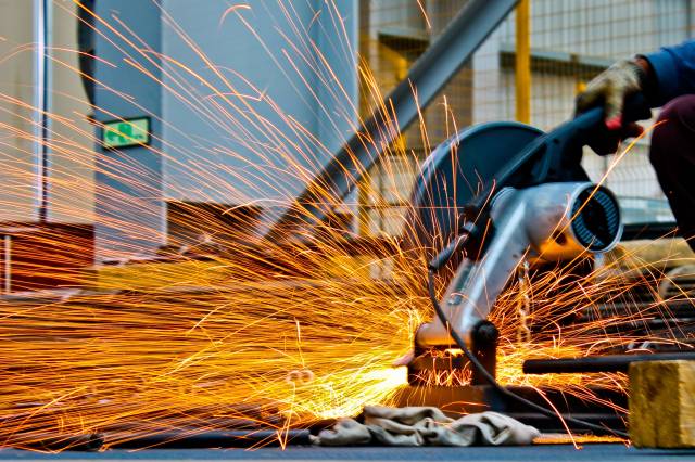 Yüksek enerji tüketen cihaz ve makineler, elektriğin ucuz olduğu 22.00 ile 06.00 saatleri arasında çalıştırılmalı.