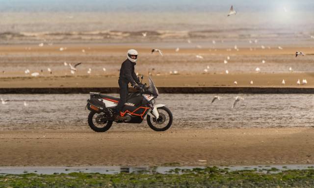 Enduro, yumuşak süspansiyonlu, yüksek seleli ve ince gövdeli özellikleriyle öne çıkıyor. 