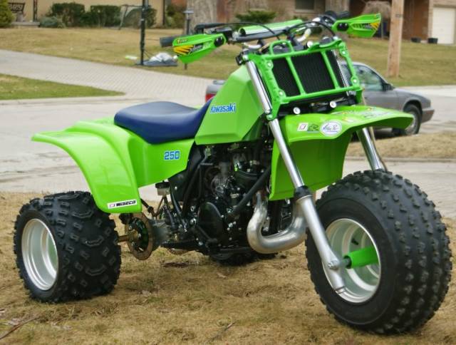 Kawasaki’nin 80’li yıllarda ses getiren tasarımı; bugünkü üç tekerlekli motosikletlerin atalarından sayılabilir.
