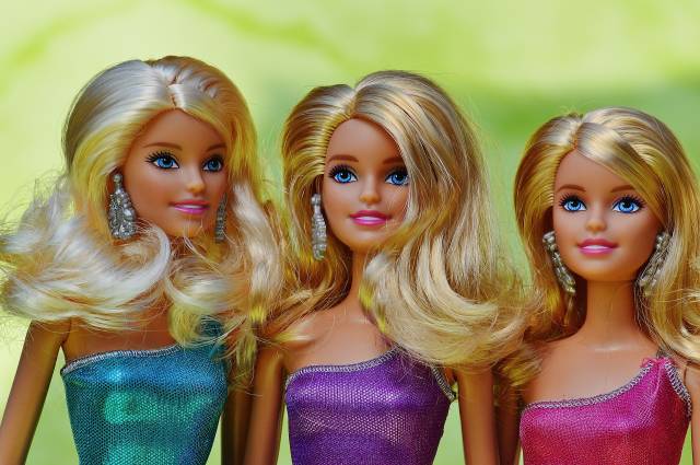 İnsan vücudunu idealize etmekle suçlanan Barbie, aldığı yoğun eleştiriler sonucunda farklı görünümlere sahip bebekler üretmeye başladı.