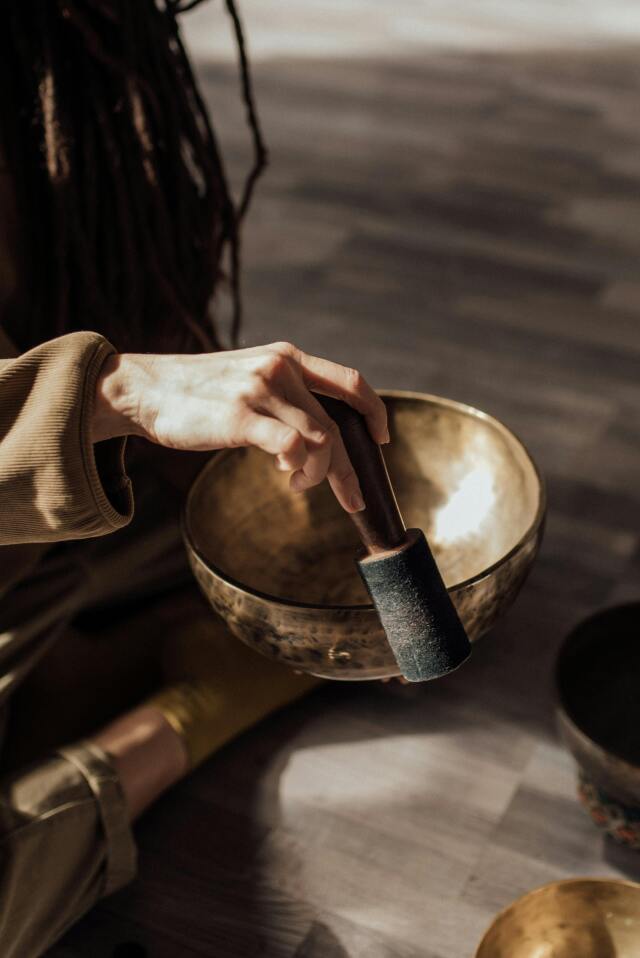 Tibet Çanağı ya da Tibet Kasesi, derin ve titreşimli bir ses çıkararak meditasyon öncesinde ve sırasında zihni sakinleştirir. 