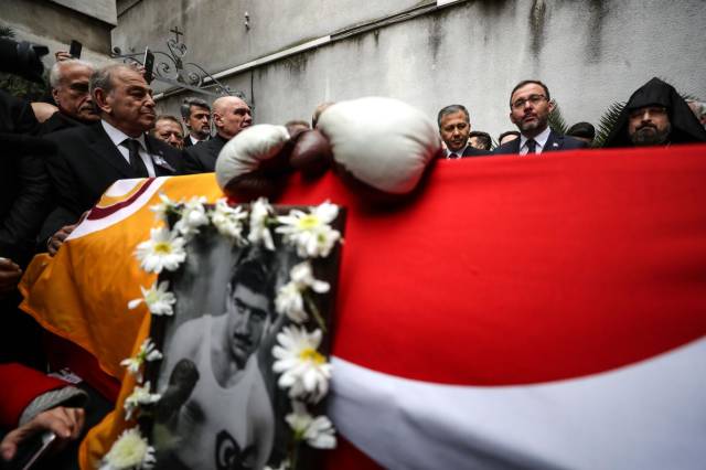 Türkiye’nin ilk profesyonel boksörü Garbis Zakaryan 90 yaşında hayata veda etti.