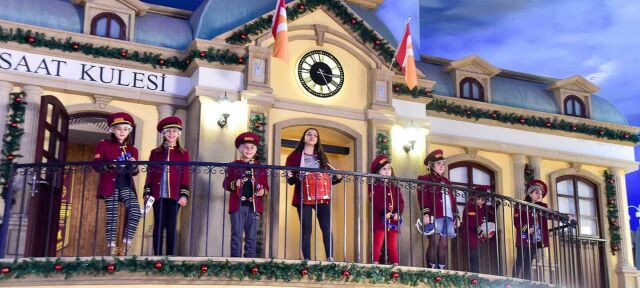 KidZania’da eğlence ve eğitim alanında çocuklar 60’tan fazla mesleği deneyimleyebiliyor.