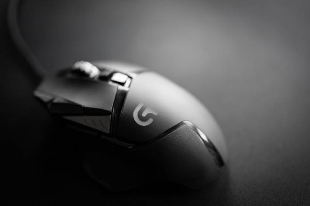 Programlanabilir tuşlar, ayarlanabilir ağırlık ve ışık da oyun keyfini etkileyen faktörler arasında.