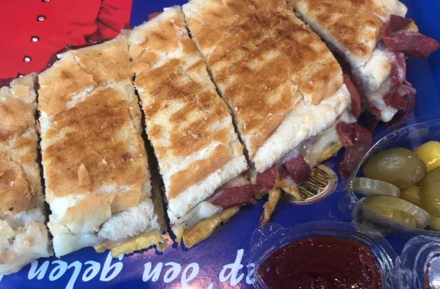  İnternet ünlüsü Tostçu Erol’da Ayvalık tostu benzeri tost, yanında özel sos ve turşuyla servis ediliyor.