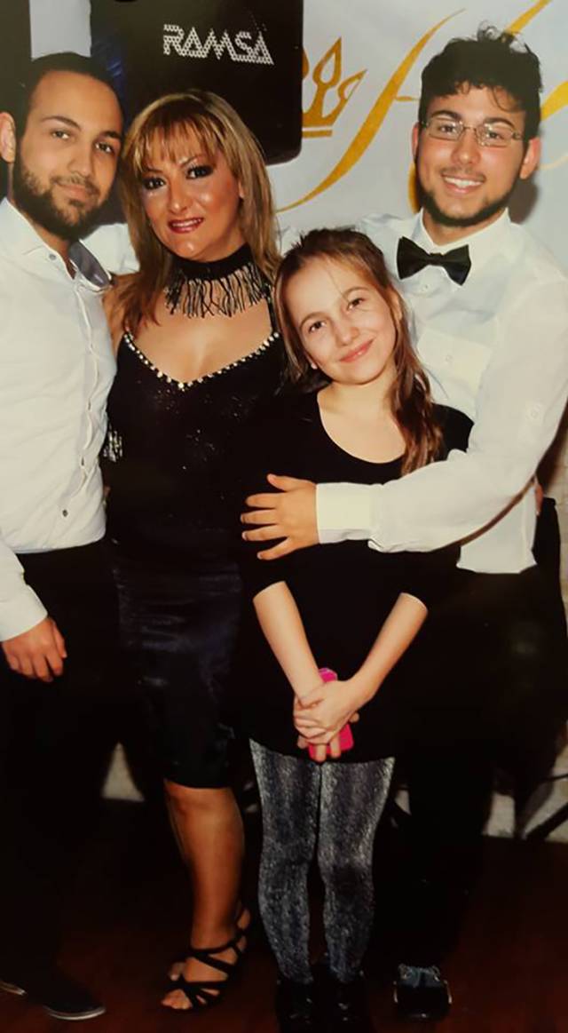 Özlem Özbakır, çocukları Cenk, Timur ve Simla ile.