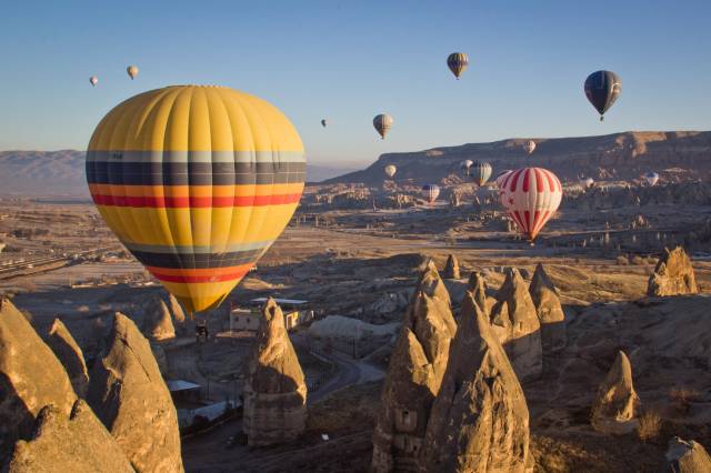 Kapadokya'da sıcak hava balonları gün doğumuyla birlikte havalanıyor. 