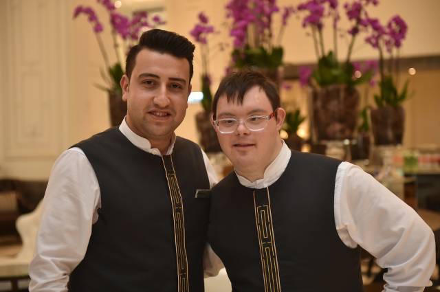 Robert, mesai arkadaşı Mehmet Keve ile…