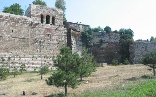 Ayvansaray surlarının hemen yanı başında bulunan Anemas zindanları.