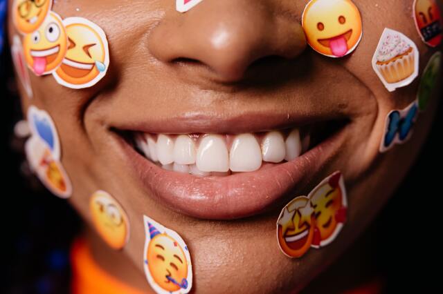 Emoji partisi katılan herkes için oldukça eğleneceği neşeli bir aktivite olabilir.