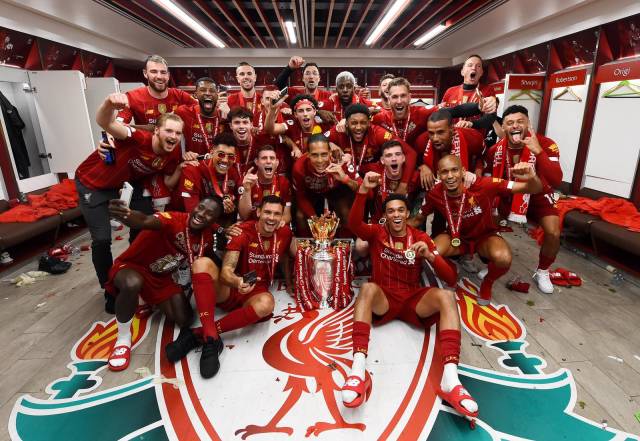 Liverpool futbolcuları soyunma odasında Premier Lig şampiyonluğunu kutluyor.