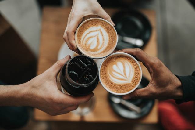 Zamanın nasıl geçtiğini anlamayacağınız cafe ve restoranlar ziyaretçilere keyifli sosyalleşme mekanları sunuyor. 