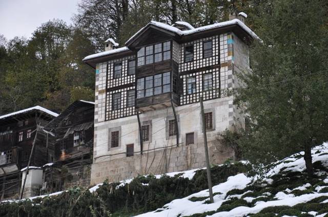 Sadece Habak’ta değil Çamlıhemşin’e bağlı birçok köyde Rus mimarisi etkilerine rastlamak mümkün.