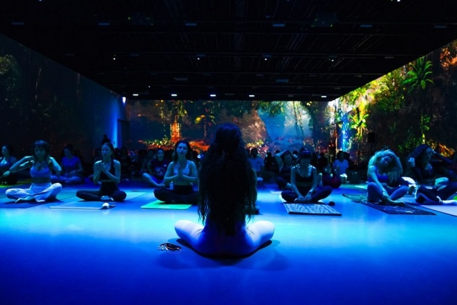 Dijital Deneyim Müzesi’nde gerçekleşen ve dijital sanatla yogayı birleştiren Immersive Yoga deneyimi.