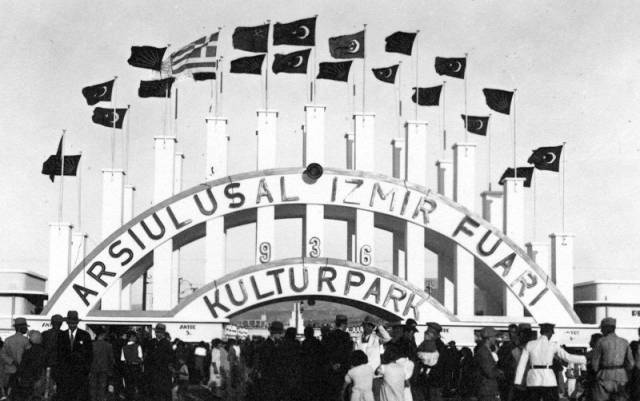Fuarın 1936’daki giriş kapısından nostaljik bir kare. Fotoğraf kaynak: kentyaşam.com