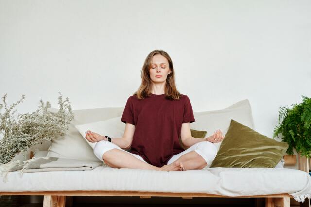 Sevgi dolu nezaket meditasyonu ile özellikle sosyal ilişkilerdeki gerginliklerin etkisi yumuşatılabilir. 