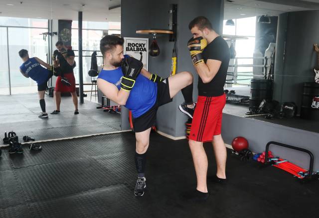 Karın bölgesine muay thai hamlesiyle diz darbesi.|Fotoğraf: Cenk Ertekin