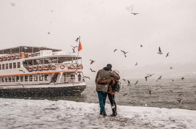  Kar yağışı özellikle İstanbul’un deniziyle bir araya gelince tablo gibi görüntüler ortaya çıkıyor. 