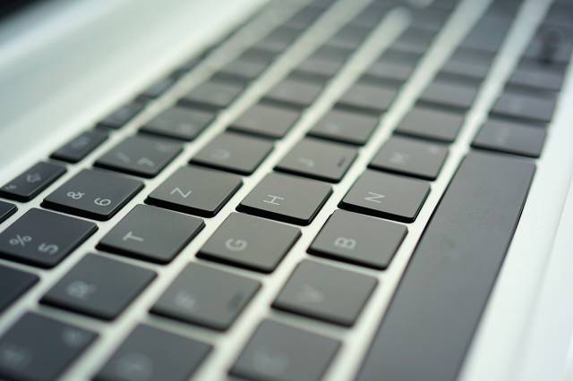 E-ticaret mal ve hizmetlerin üretim, tanıtım, satış, sigorta, dağıtım ve ödeme işlemlerinin bilgisayar ağları üzerinden yapılmasıdır.