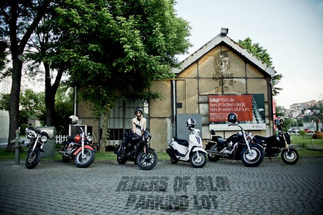 Riders of Bilgi topluluğu Satralistanbul Kampüsü’nde yer alan garajlarına Altın Elbiseli Adam Barkın Bayoğlu’nu anmak için Altın Garaj adını vermiş.