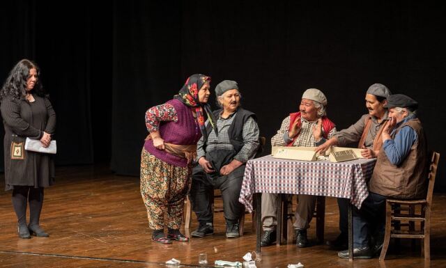 50 yaşına kadar köyünden sadece evlilik için çıkan Ümmiye Koçak, bugün yazdığı oyun ve filmlerle dünyayı geziyor.