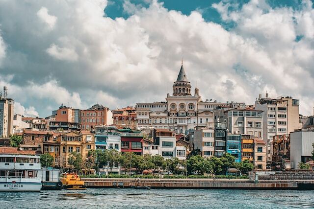 Monotonluktan kaçmak için yaşadığınız şehirde hiç görmediğiniz semtleri veya tarihi yapıları görmek için plan yapın, farklı ulaşım araçlarını mesela vapuru kullanın. 