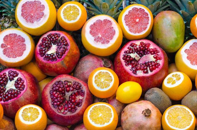 Nar ve portakal gibi meyveler C vitamini bakımından zengin.