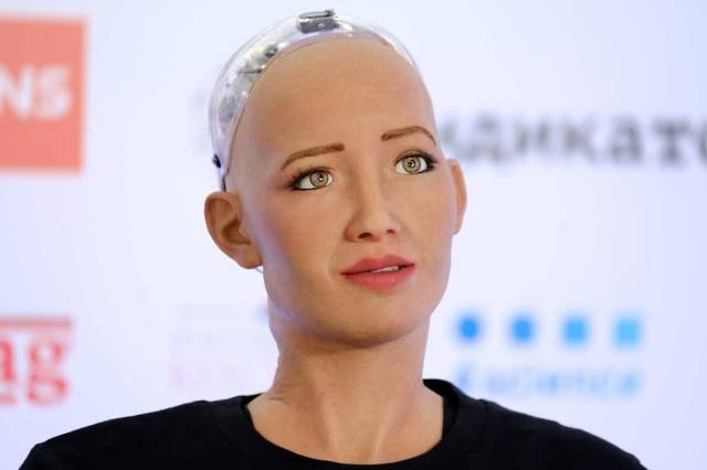 İnsansı duyguları olan, espriler yapabilen robot Sophia. 
