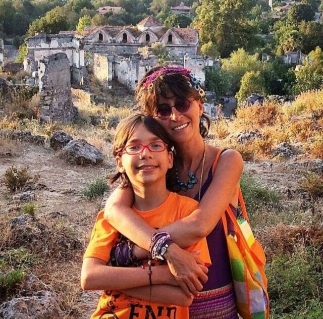 İrem Afşin ve oğlu Nâzım Özgün. Kayköy/ Fethiye
