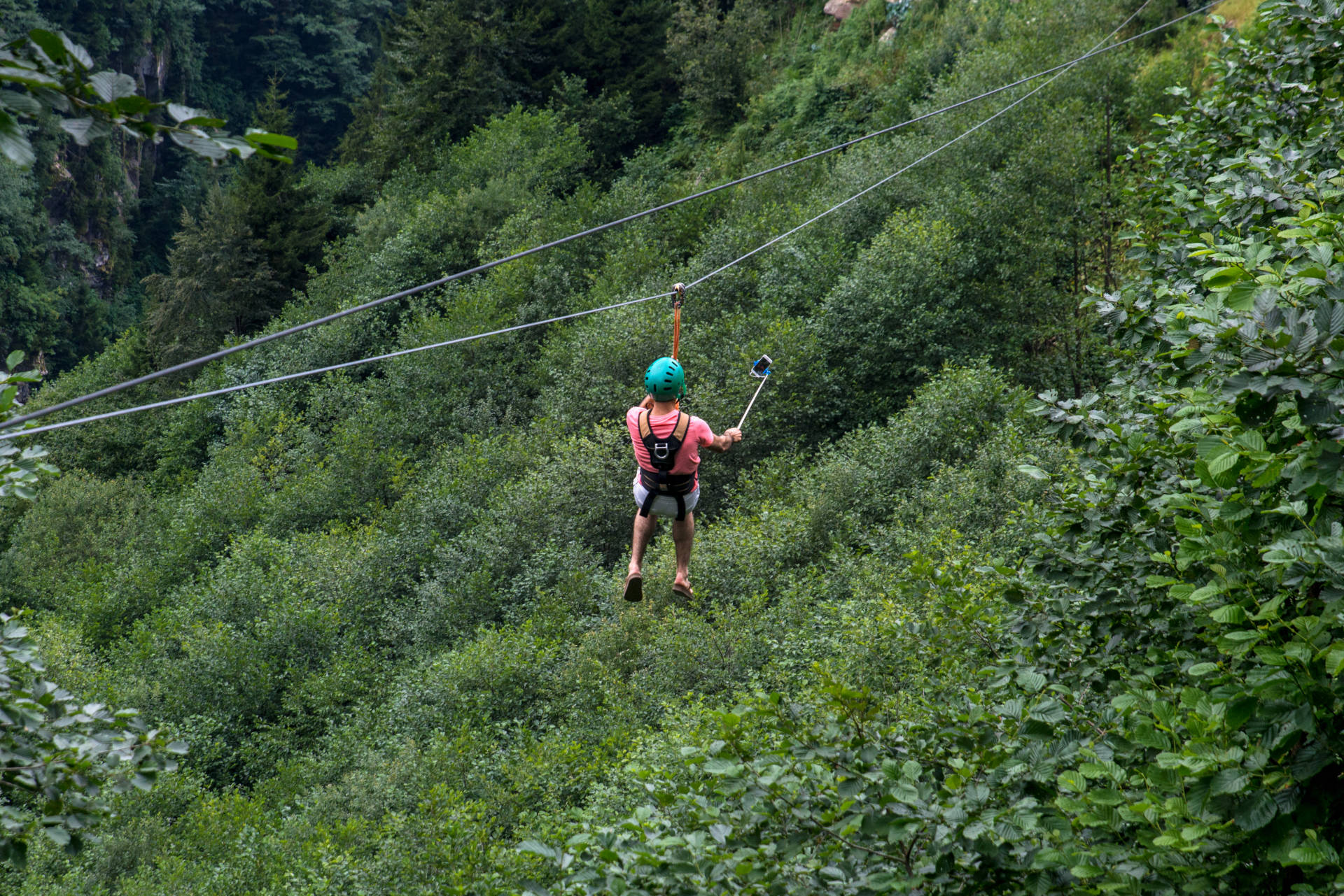 Rize’nin Çamlıhemşin ilçesinin 19 km. doğusunda ve yaklaşık olarak 1350 metre rakımda bulunan yayla, doğasıyla büyülü bir dünyaya sürüklüyor herkesi.