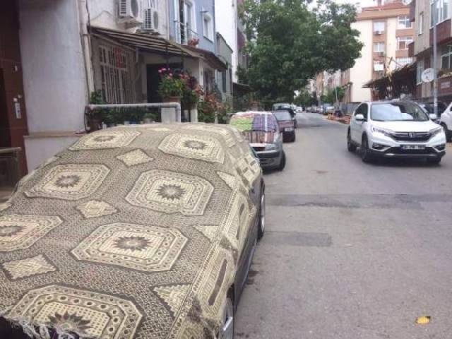 Araç sahipleri evlerindeki halıları araçlarının üzerine serdi