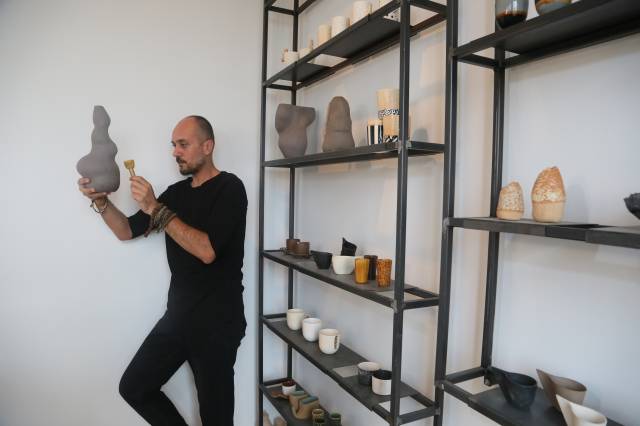 Gökhan Zincir atölyede yalnız çalışmayı seviyor.|Fotoğraf: Cenk Ertekin