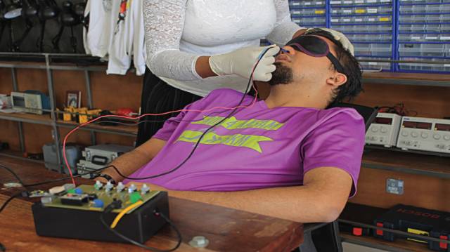 Malezyalı araştırmacılar gümüş elektrotlarla beynin kokuyla ilgili sinir hücrelerini tetikleyerek kokuları hissettirebiliyor.