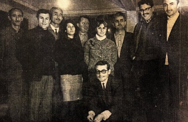 Üstteki fotoğraf araştırmacı yazar Hüseyin Naim Güney’in X paylaşımından. 4 Şubat 1965'te Ergun Köknar'ın sahneye koyduğu, eşi Suna Pekuysal'ın da konuk sanatçı olarak oynadığı "Hülleci" piyesi zamanı çekilmiş bir kare. 
