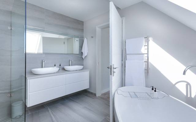 Beyaz banyo sizi temizliğiyle çok yorar çünkü ne yaparsanız yapın kirli görünür. 