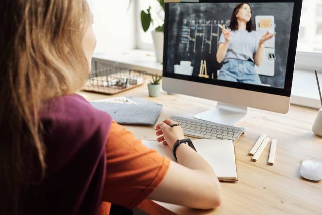 Online eğitim pandemi döneminde dünyanın pek çok yerinde kullanılmaya başlandı. 