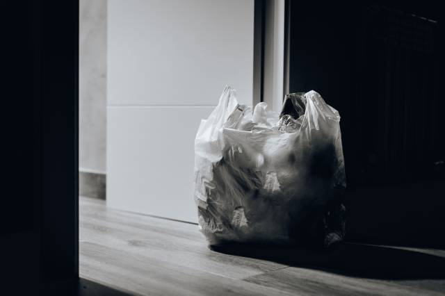Plastik poşetler çevreye zarar veriyor.