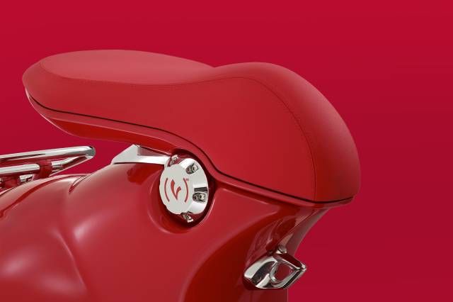 946 RED, göz alıcı kırmızıyla oldukça çekici ve modern görünüyor. 