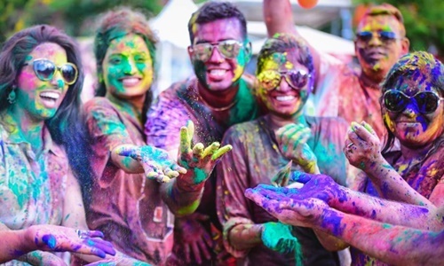 Holi Karnavalı, popüler bir antik Hindu bahar festivali.