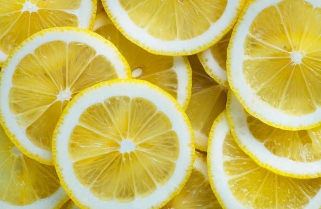 Lekeleri çıkarmak için bir süngeri sirke ya da limon suyuyla ıslatın, biraz tuz dökün ve fazla bastırmadan lekeli yüzeyi ovun. 