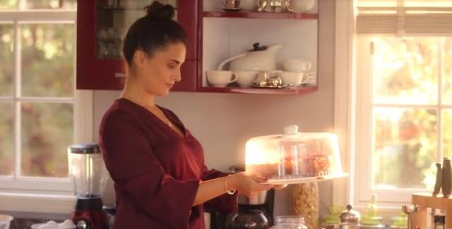 Merve Aksak meşhur frambuazlı kekini o kadar iştahla yapıyor ki, insanın canının çekmemesi imkansız!