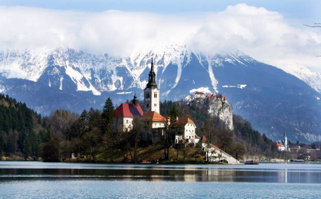 Bled Adası, Bled Kalesi ve Julian Alpleri aynı karede./Fotoğraf:Cenk Ertekin